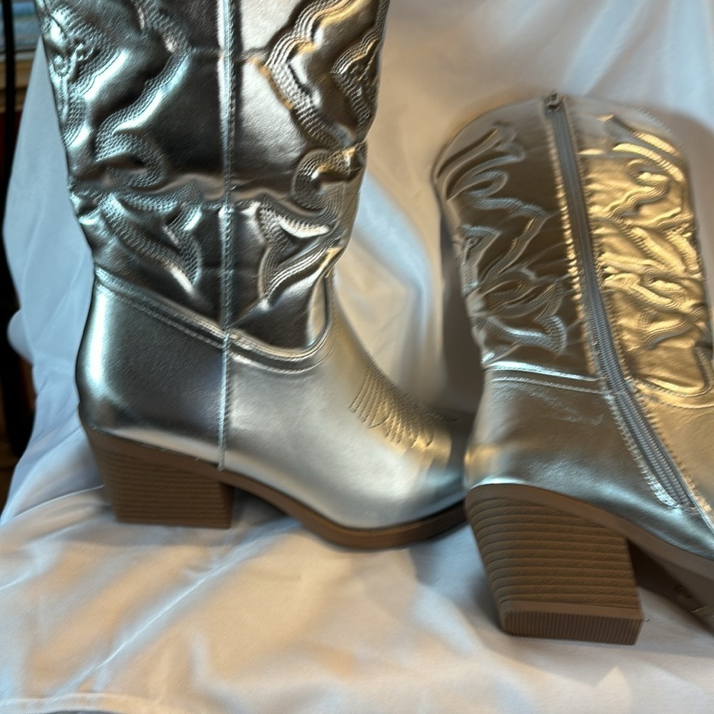 Shiny Silver zip up boots New with tags - Picture 5 of 8